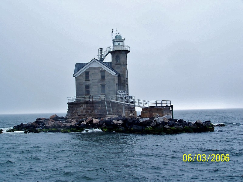 Connecticut / Stratford Shoal lighthouse
AKA Middle Ground
Some maps consider its location in New York state
Author of the photo: [url=https://www.flickr.com/photos/bobindrums/]Robert English[/url]
Keywords: Connecticut;United States;Atlantic ocean;Long Island Sound;Offshore