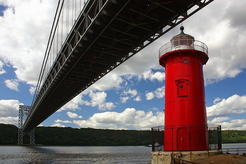 New York / Jeffrey's Hook lighthouse
AKA "Little Red Lighthouse"
Author of the photo: [url=https://jeremydentremont.smugmug.com/]nelights[/url]

Keywords: New York;United States;Hudson River