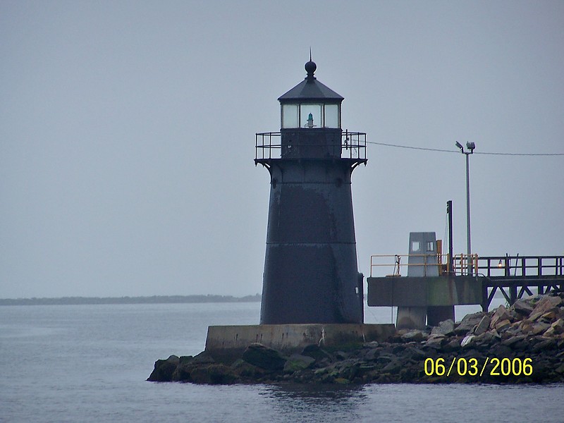 Connecticut / Tongue Point Lighthouse
Author of the photo: [url=https://www.flickr.com/photos/bobindrums/]Robert English[/url]
Keywords: Connecticut;United States;Atlantic ocean
