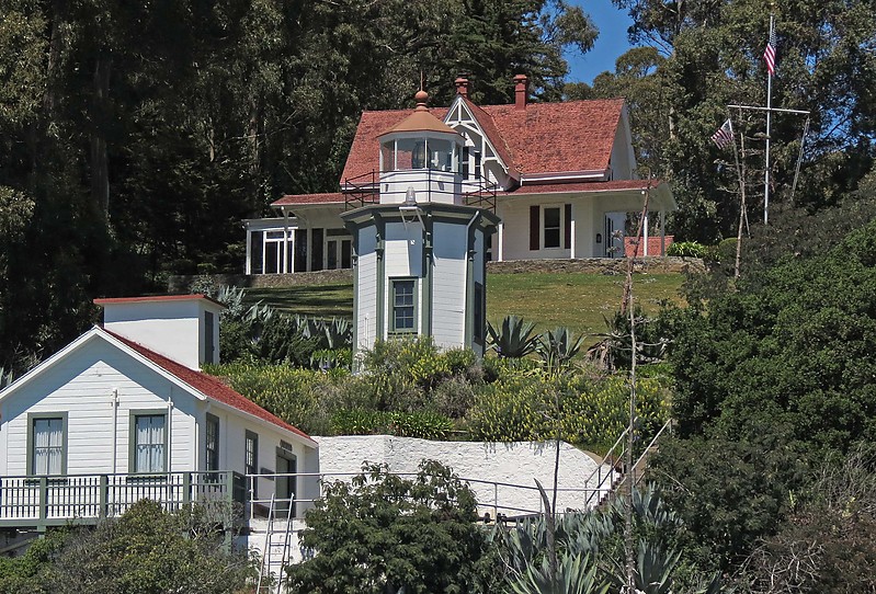 California / Yerba Buena Island lighthouse
Author of the photo: [url=https://www.flickr.com/photos/21475135@N05/]Karl Agre[/url]
Keywords: United States;Pacific ocean;California