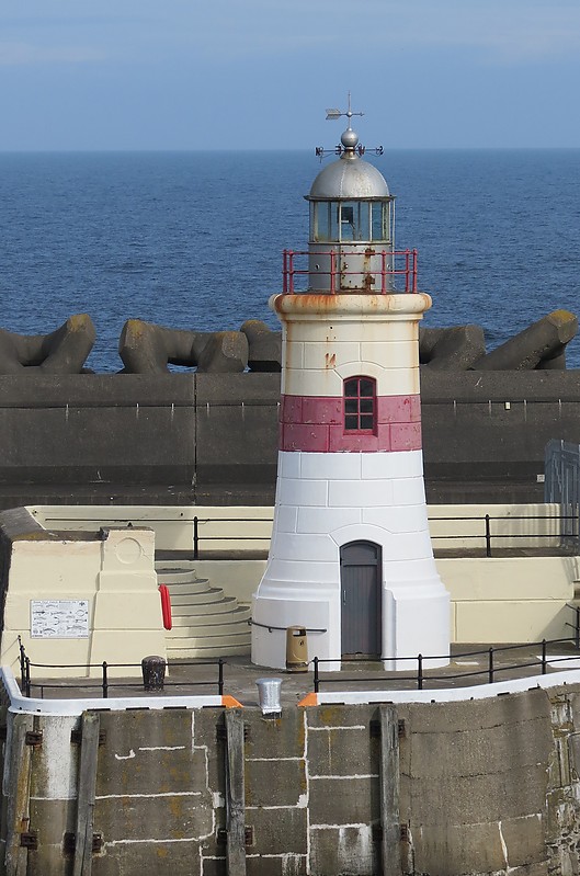 Isle of Man / Douglas / Battery Pier lighthouse
Author of the photo: [url=https://www.flickr.com/photos/21475135@N05/]Karl Agre[/url]

Keywords: Isle of Man;Douglas;Irish sea
