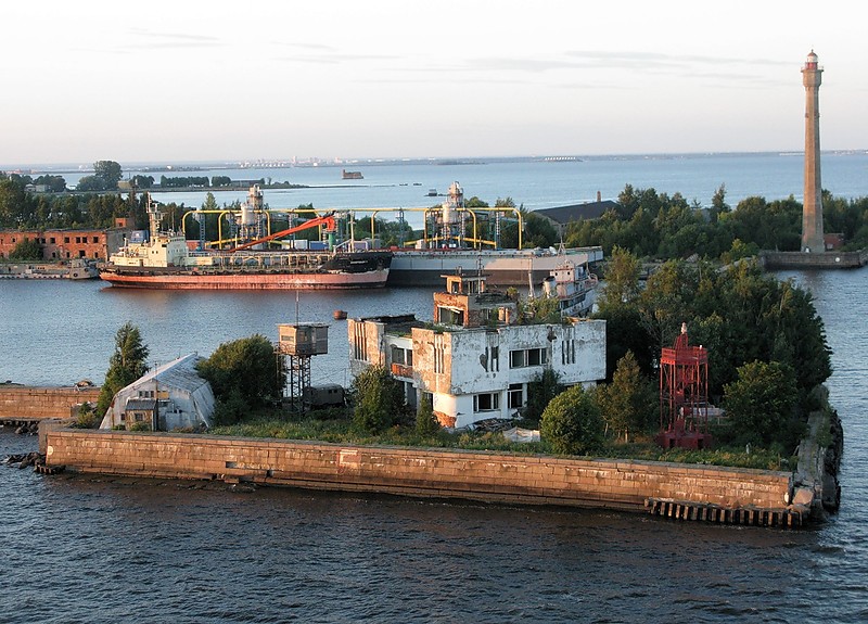 Kronshtadt /  Voennaya Gavan light (red metal tower) and  Lomonosovskiy Kanal lighthouse (distant)
Author of the photo: [url=http://fotki.yandex.ru/users/semper-scifi/]semper-scifi[/url]
Keywords: Kronshtadt;Russia;Gulf of Finland;Saint-Petersburg