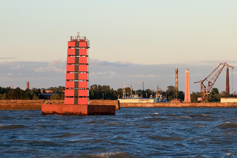 Kronshtadt range lighthouses
Author of the photo: [url=http://fotki.yandex.ru/users/winterland4/]Vyuga[/url]
Keywords: Saint-Petersburg;Gulf of Finland;Russia;Offshore