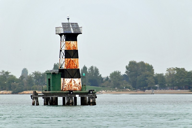 Venice / Porto di Lido / Ldg Lts Front  N side of channel light
Author of the photo: [url=https://www.flickr.com/photos/archer10/] Dennis Jarvis[/url]

Keywords: Venice;Italy;Gulf of Venice;Offshore