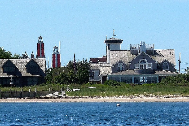 Massachusetts / Brant Point (old) lighthouse (right) and Nantucket Harbor Range lights
Author of the photo:[url=https://www.flickr.com/photos/lighthouser/sets]Rick[/url]
Keywords: United States;Massachusetts;Atlantic ocean;Nantucket