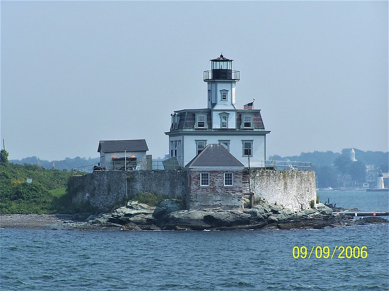 Rhode island / Rose Island lighthouse
Author of the photo: [url=http://www.flickr.com/photos/papa_charliegeorge/]Charlie Kellogg[/url]
Keywords: Rhode Island;United States;Atlantic ocean;Block Island Sound