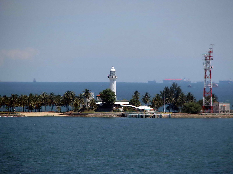 Raffles lighthouse
Right - VTS radar tower
Photo by [url=http://forum.shipspotting.com/index.php?action=profile;u=18673]Viktor[/url]
Radar tower - fixed point, elevation 47m
Keywords: Singapore;Malacca strait;Vessel Traffic Service