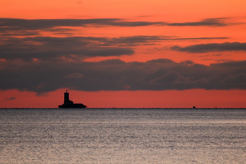 Gulf of Finland / Tolbukhin lighthouse - distant sunset view
Author of the photo: [url=http://fotki.yandex.ru/users/winterland4/]Vyuga[/url]
Keywords: Gulf of Finland;Russia;Kronshtadt;Sunset