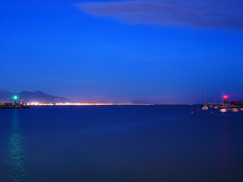 Marina di Carrara / Harbour Entrance / Molo di Levante (green) and Molo di Ponente (red) lights
Keywords: Italy;Marina di Carrara;Gulf of Genoa;Night