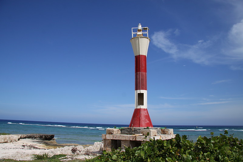 http://www.lightphotos.net/photos/albums/userpics/10089/normal_Punta_Piedra_del_Mangle_Lighthouse__.jpg