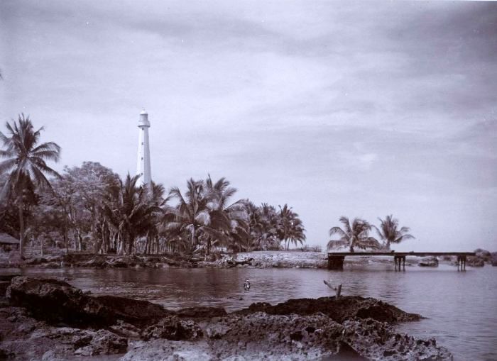 Strait Sunda / Java / Cikoneng Lighthouse
Built by the Nederlands Indisch Gouvernement in 1855.
Destroyed by tsunami after exploding of the Krakatua vulcano. 2 years later was the presant tower build. One of her old names was Vierde Punt Vuurtoren.
Picture 1919-1926 Tropenmuseum Amsterdam.
Keywords: Java;Indonesia;Sunda Strait;Historic