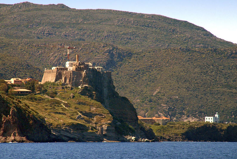 Ligurian Sea / Tuscan Archipelago / Isola di Capraia / Faro di Punta del Ferraione (2)
Left the fortresse de San Giorgio / Right the lighthouse
Keywords: Italy;Tuscan;Isola di Capraia;Ligurian Sea