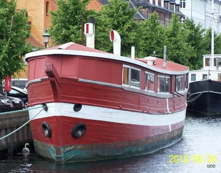 Copenhagen / Holmskanal / Fyrskib XIII - Ark XIII
Built in 1880, she serves now as an Ark, a floating home.
Keywords: Copenhagen;Denmark;Oresund;Lightship