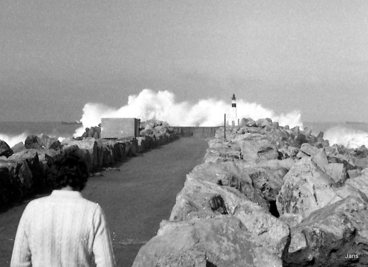Mouth of the Sebou River (Mehdia-Kenitra) / North Pier light
1975, storminspection.
Keywords: Mehdia;Morocco;Atlantic ocean;Storm;Historic