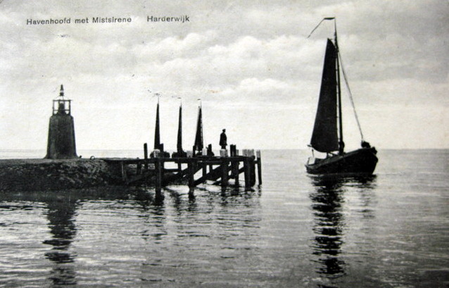 Zuiderzee / Harderwijk / South Molehead Light
Picture around 1920.
Harderwijk was a fishery harbor, bigger ships were unable to reach the harbor due to sandbanks.
Present situation is changed by winning new land and develloping Harderwijk at the Wolderwijd as an inland harbor with channels longside the polder-dikes
Keywords: Harderwijk;Netherlands;Historic