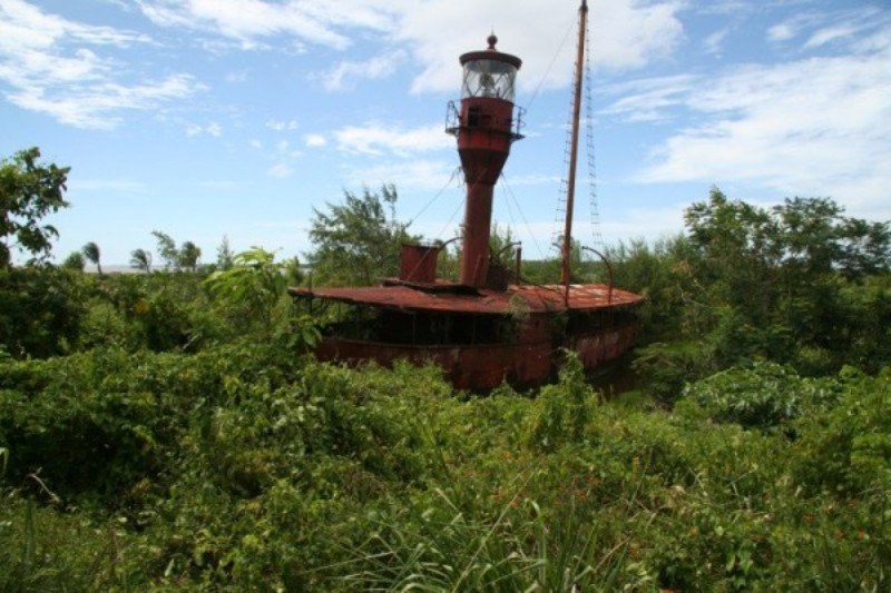 Lichtschip Suriname Rivier
She served until 1972, then she was moored in the bush near fort Nieuw Amsterdam
Keywords: Suriname;Lightship;Nieuw Amsterdam