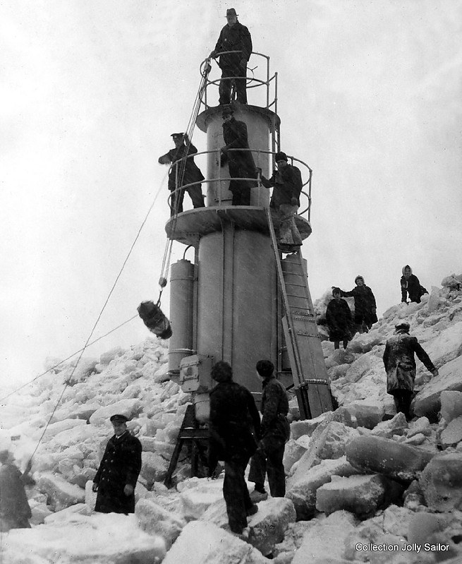 IJsselmeer / Enkhuizen??
The removal of a lighthouse to avoid ice-damage in 1940.
It says Enkhuizen, can't place it.
Keywords: Enkhuizen;IJsselmeer;Netherlands;Winter;Historic
