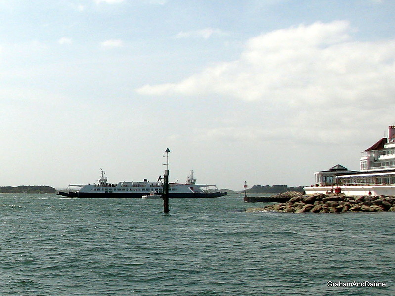 Dorset / Poole / Groyne S End Light
Seen mid Chain ferry.
Another light at the quayhead, A 0503.1?
Keywords: England;Poole;United Kingdom;English Channel