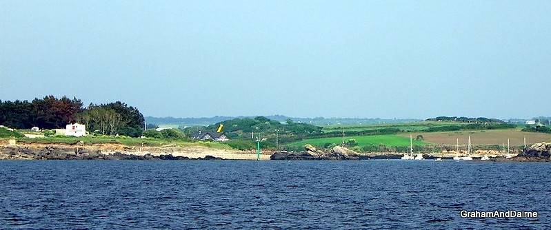 Brittany / Finistere / Approach L`Aber-Ildut River / 1 Feu de L`Aber-Ildut (Lanindut)(left, white building) & 2 Feu de Beg Ar Groaz (mid-green)
Approaching the harbour
Keywords: Brittany;France;Bay of Biscay