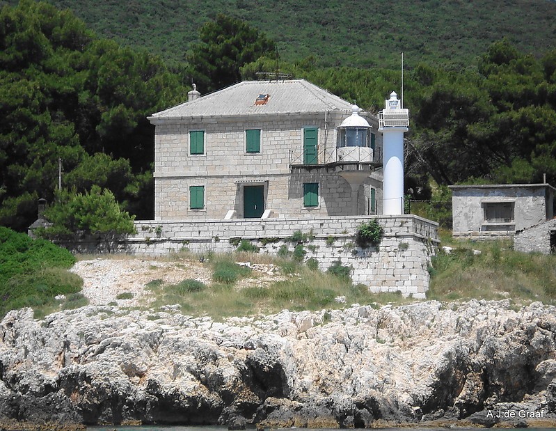 Crna Punta lighthouse
Built in 1873. Very nice this one, with the old light builded in a corner of the house.
Keywords: Croatia;Adriatic sea