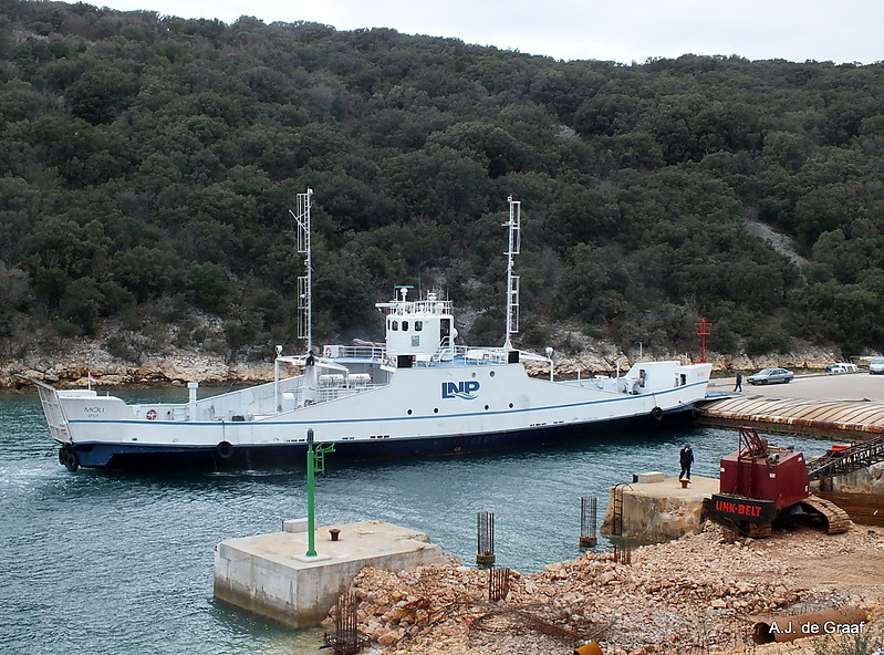 Krk / Valbiska / Ferry Quayhead Light (red) & Molehead Light (green)
Work is done to make a 3th ferry-berth, believe we will see the green light a bit more out in the sommer after works are finished.
Keywords: Croatia;Adriatic sea;Krk