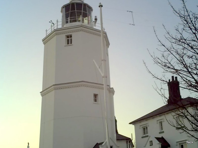 Kent-Broadstairs / North Foreland Lighthouse
Built in 1732 to replace an older tower. At first she was half as high as now, the upper half was placed in 1793.
Picture in close-up, part of the top is missing.
Keywords: England;United Kingdom;North Sea