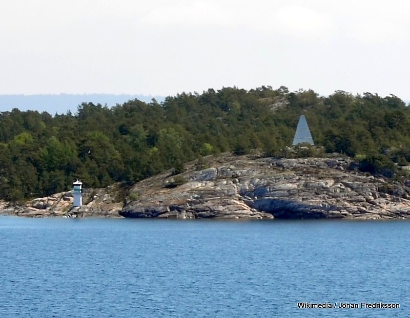 Stockholm Archipelago / Landortsleden - Mysingen / Mysingeholm Fyr
White triangle - daymark beacon, fixed point
Keywords: Stockholm Archipelago;Stockholm;Sweden;Baltic sea