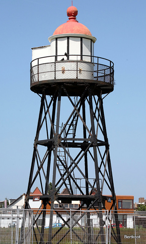 North Sea / Hoek van Holland / Berghaven Range Rear Light
Located 1976-2004 at Kijkduin. After a lack of maintenance there, it returned to HvH and was restored.
Kijkduin has a replica now.
Keywords: Hoek van Holland;Netherlands;Rotterdam;North sea