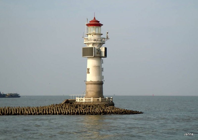 Shanghai Region / Yangtze River / Wusung Kou Lighthouse
Janna made this fine picture on 15-02-2011.
Jaap Termes placed the Admiralty number and noticed that she looks different from older pictures, with leading boards.
Keywords: China;Yangtze river;Shanghai