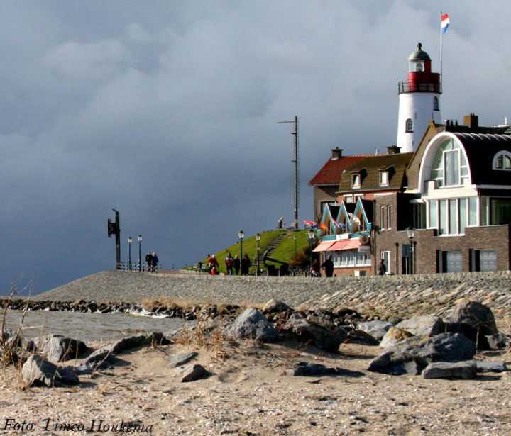 IJsselmeer / Urk lighthouse
Urk, a former Zuiderzee Island is now landconnected, but has still a large fishingfleet.
Below the lighthouse is seen restaurant "de Kaap", for a good fishmeal.
Keywords: Urk;IJsselmeer;Netherlands