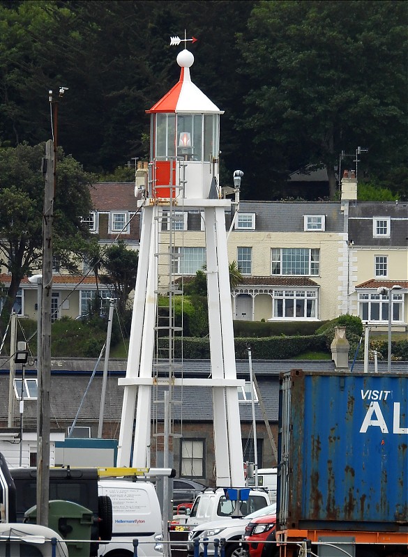 GUERNSEY - St Peter Port - Victoria Marina - Ldg Lts Front - S Pier Head light
Keywords: English channel;United Kingdom;Guernsey