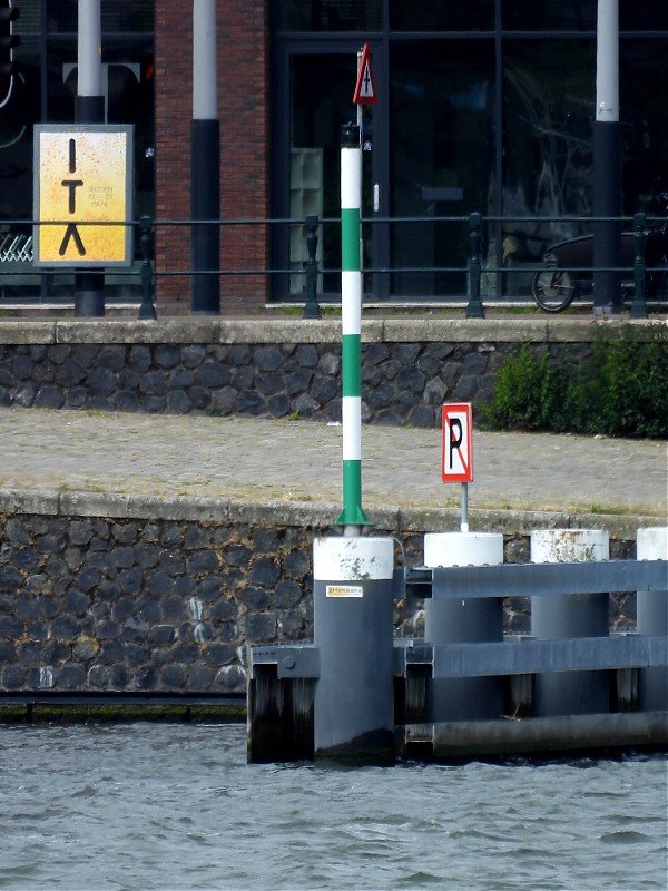 AMSTERDAM - Ĳdock - Entrance - N Side light
Keywords: Amsterdam;Nordzeekanaal;North Sea;Netherlands