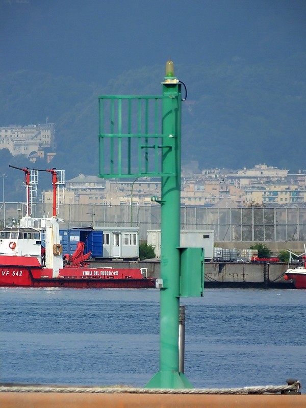 GENOVA - Camillo Luglio Marina - Central Dock - Right Side light
Keywords: Genoa;Italy;Tyrrhenian Sea