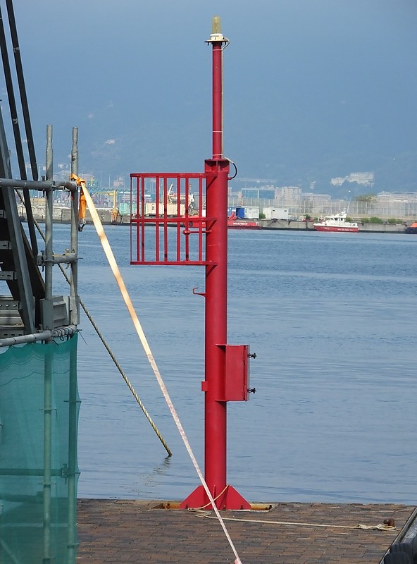 GENOVA - Camillo Luglio Marina - Central Dock - Left Side light
Keywords: Genoa;Italy;Tyrrhenian Sea