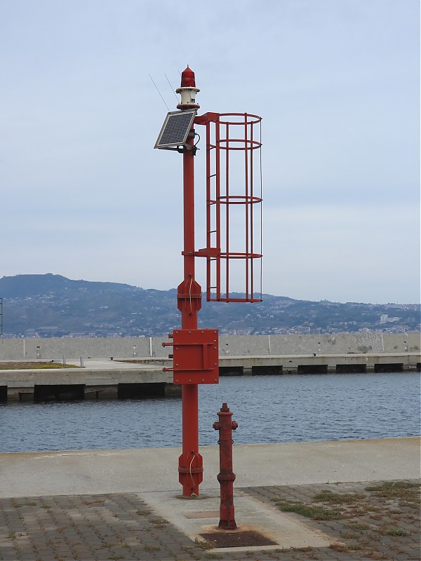 VILLA SAN GIOVANNI - Wharf - Head light
Keywords: Strait of Messina;Calabria;Villa San Giovanni;Italy