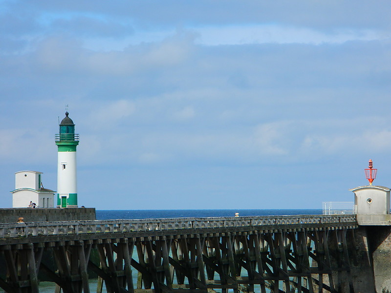 Seine Maritime / Le Tréport / Jetée Ouest Lighthouse (green) & Jetée Est (red) light
Jetty lights
Keywords: Normandy;Le Treport;France;English channel