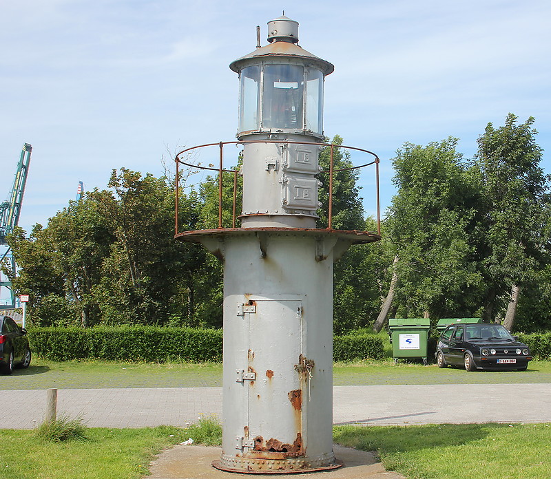 Zeebrugge Zeesluis (Omookaai) lighthouse
This is what's left over from the lighthouse that was standing on the mouth of the old sea lock at Zeebrugge in 1859!! Further specifications are unknown!!
Keywords: North Sea;Zeebrugge;Belgium