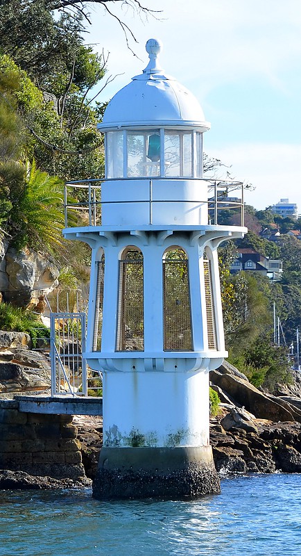 Sydney Harbour, Cremorne (Robertsons) Point lighthouse
Official charts show the name as Robertsons Point.  It is commonly known as Cremorne Point,  a suburb on the lower North Shore of Sydney, New South Wales, Australia. 

It is the sibling of Bradleys Head Light to the east.

Keywords: Sydney Harbour;Australia;Tasman sea;New South Wales;Offshore