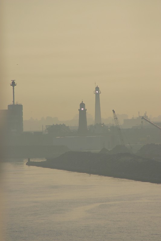 Lighthouse IJmuiden, front and rear 
Front and rear light in the morning mist
Keywords: Ijmuiden;Netherlands;North sea