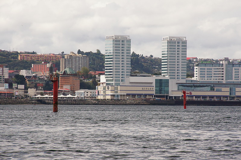 Puerto Montt Approach Channel Costanera West (left) and East (right) Light
Approach Channel, east and west markers
Keywords: Chile;Puerto Montt;Tenglo Channel