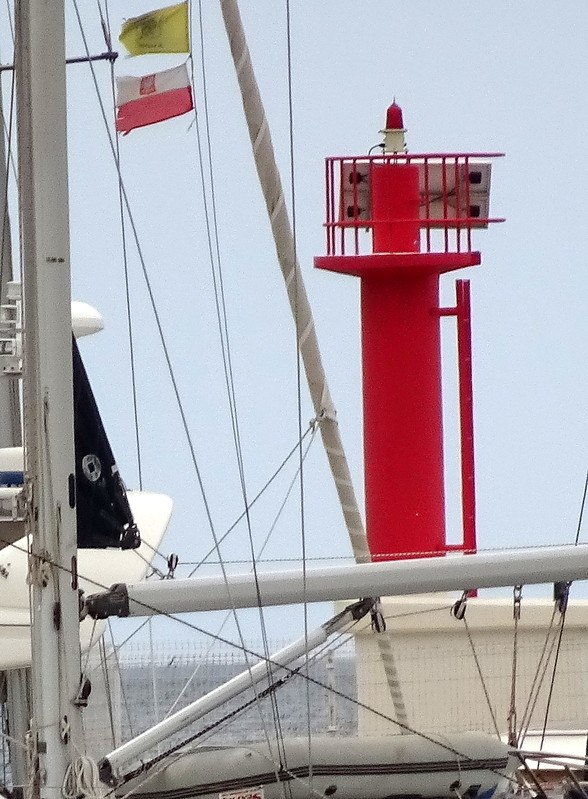 Puerto de Alicante / Fishing Harbour Outer Breakwater Pier Head light
Keywords: Alicante;Mediterranean sea;Spain
