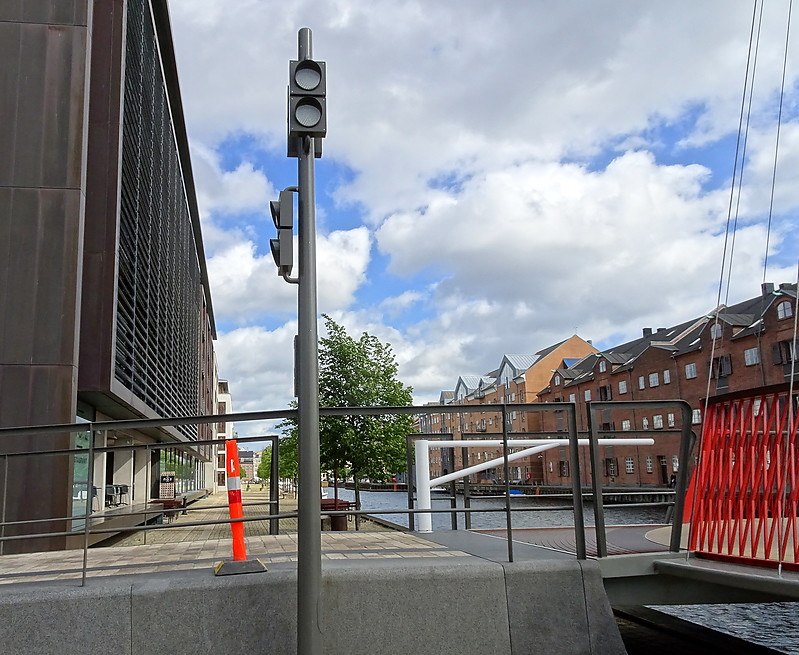  Copenhagen / Port Inderhavnen / Christianshavns Kanal Cirkelbroen S Side Traffic Signals
Keywords: Copenhagen;Denmark;Oresund