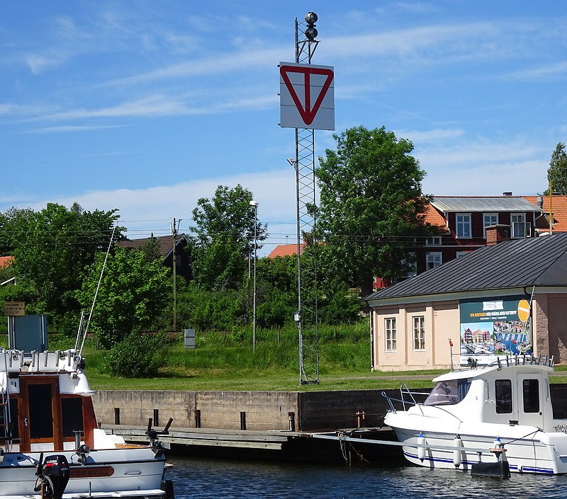 Lake Vänern / Amal / Range Rear light
the Admiralty decided in 2014 to drop these lights from its listings
Keywords: Sweden;Lake Vanern