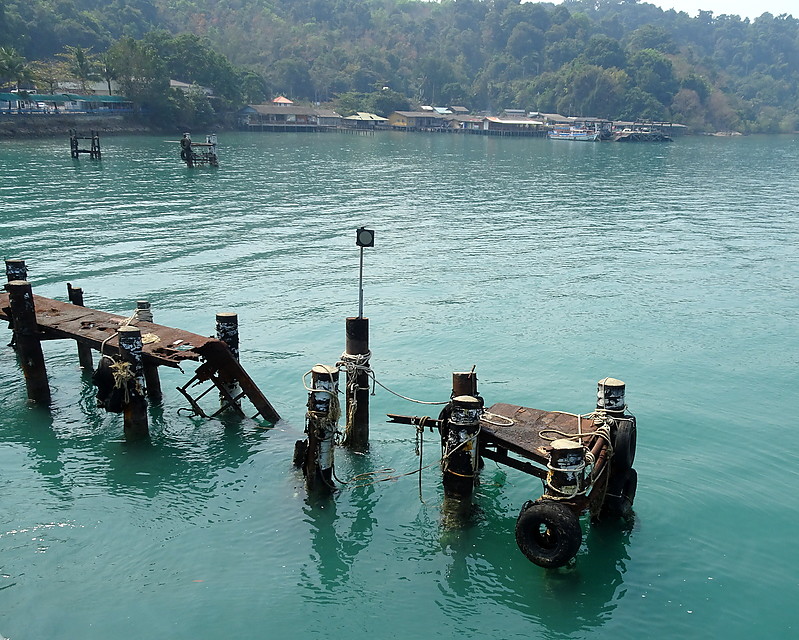 Koh Chang / Ferry Pier light
Keywords: Thailand;Gulf of Thailand;Trat