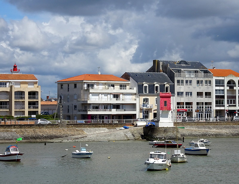 Saint-Gilles-Croix-de-Vie / Ldg Lts Front + Rear (L)
Keywords: France;Bay of Biscay;Pays de la Loire