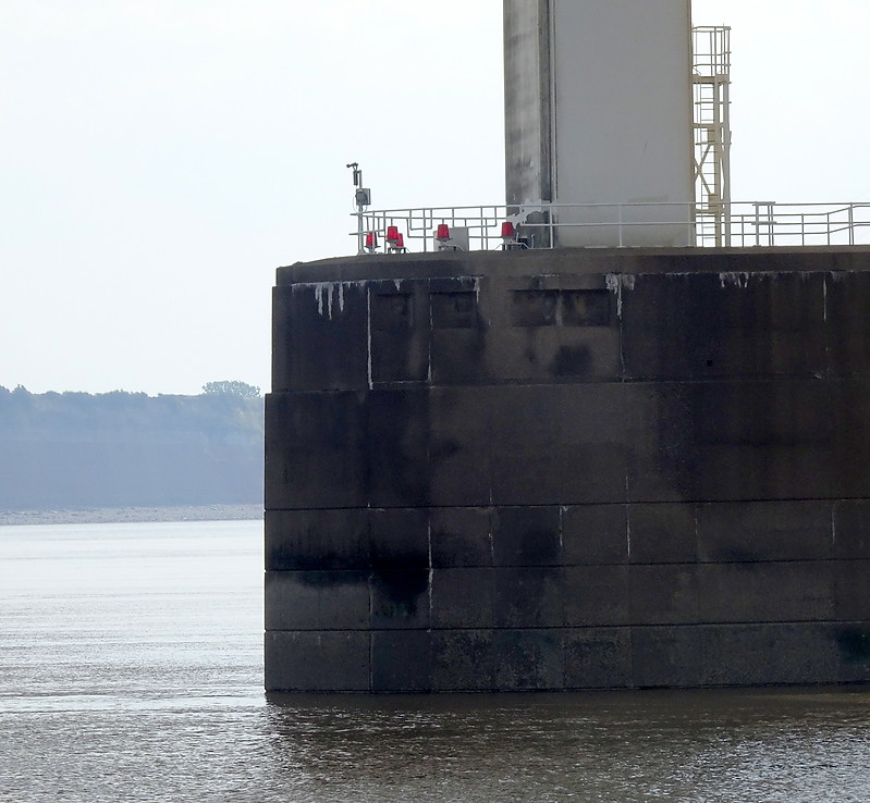 River Severn / Severn Bridge W Tower N side light
Keywords: England;Bristol Channel;United Kingdom;Severn