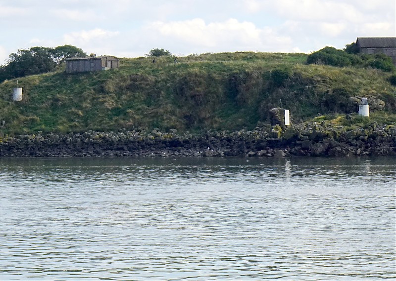 Inchcolm Island / Mortimer's Deep S Lts in line Common rear (L),  Lts in line Front N (R) S (M)
Keywords: Firth of Forth;United Kingdom;Edinburgh;Scotland