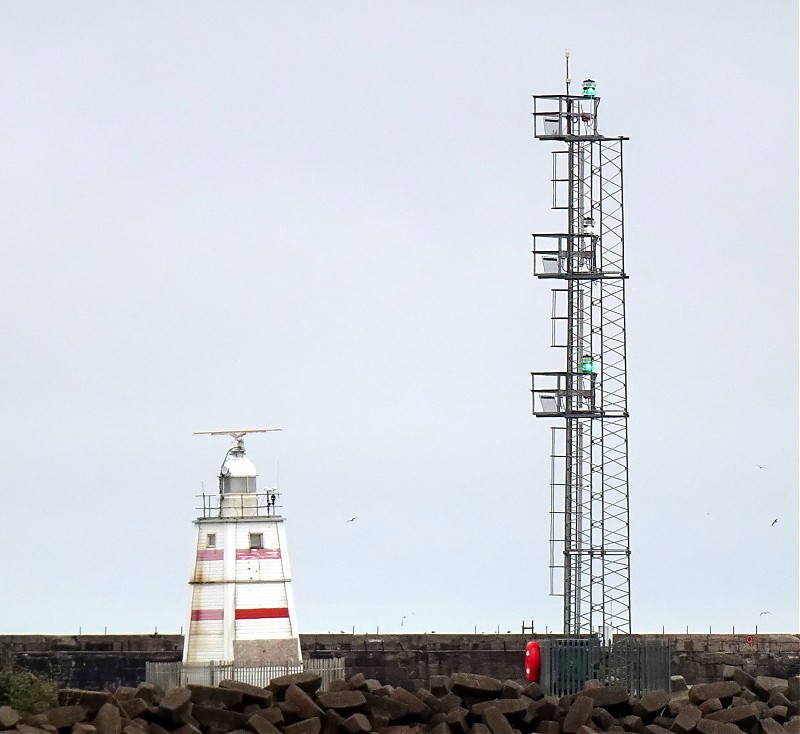 Hartlepool / Victoria Harbour / Old Pier Head / Radar Tower (L) + Harbour No.6 (R)  lights
Keywords: England;United Kingdom;North sea;Hartlepool