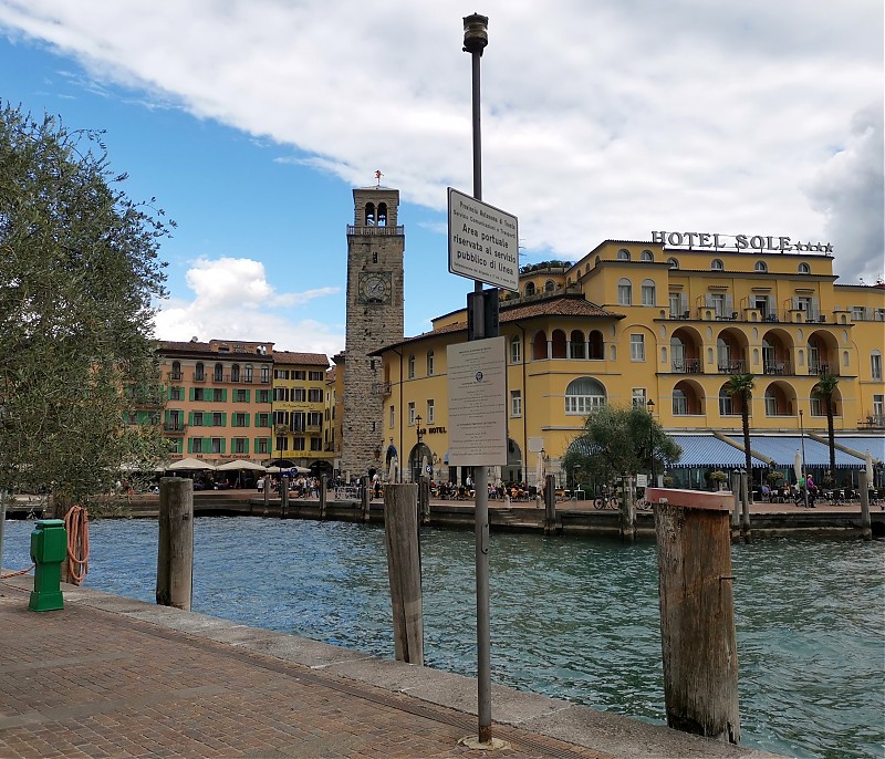Lake Garda light
Keywords: Italy;Lake Garda;Trento