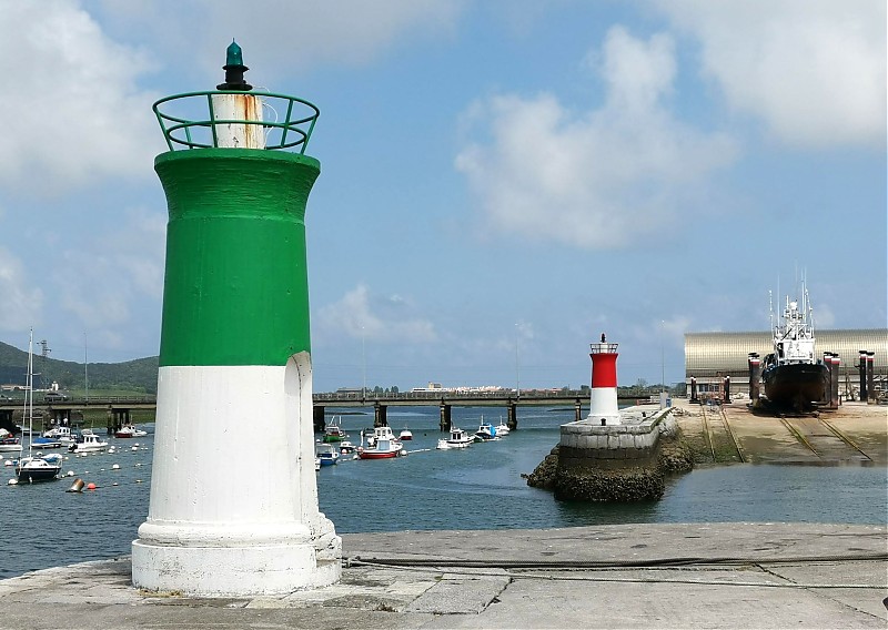 Santoña / N Harbour S Pier Head (L) + N Pier Head (R) lights
Keywords: Spain;Cantabria;Bay of Biscay;Santona
